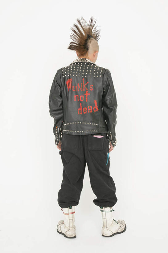 东方人,一个人,站,竖图,室内,白天,白色背景,鞋子,亚洲,仅一个男性,仅一个人,服装,裤子,牛仔裤,休闲装,黄种人,靴子,仅一个年轻男性,背面,衣服,站着,休闲,休闲服,摄影,服饰,影棚,牛仔靴,莫西干头,莫西干发型,莫西干头型,男人,男性,年轻男性,亚洲人,站立,彩图,全身,影棚拍摄,拍摄