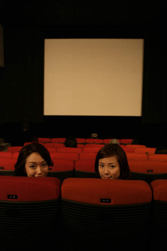 东方人,两个人,伙伴,朋友,坐,竖图,室内,白天,正面,友谊,显示器,仪器,电影院,椅子,亚洲,一排,许多,整齐,并列,并排,屏幕,墙,投影仪,很多,扭头,注视,黄种人,设备,显示屏,墙壁,墙面,排列,红色,观察,看,转头,观看,察看,队列,关注,平行,投影机,输出设备,友情,年轻女性,女人,女性,亚洲人,坐着,半身,彩图