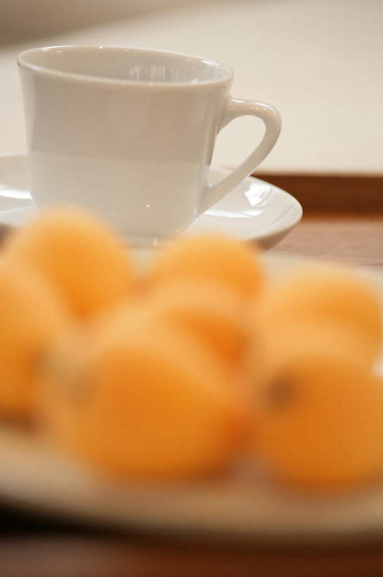 无人,竖图,俯视,室内,特写,白天,枇杷,杯子,餐具,水果,许多,阴影,朦胧,模糊,新鲜,反射,碟子,盘,影子,陶瓷,生食,食品,果实,陶瓷制品,很多,食物,两个,盘子,水杯,碟,橙色,有机食品,绿色食品,茶杯,芦枝,芦橘,金丸,彩图,高角度拍摄