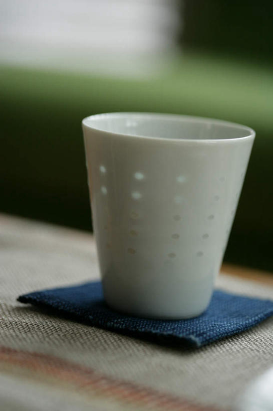 无人,竖图,室内,特写,白天,正面,桌面,桌子,杯子,阴影,朦胧,模糊,反射,木制,影子,陶瓷,陶瓷制品,一个,餐巾,马克杯,木制品,水杯,单个,保洁方巾,口布,彩图