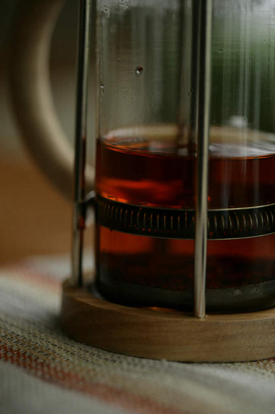 咖啡,无人,竖图,室内,特写,白天,正面,幸福,桌面,桌子,阴影,朦胧,模糊,反射,木制,电器,工具,影子,娱乐,设备,饮料,一个,木制品,享受,休闲,温馨,放松,乐趣,冲泡,单个,提神,舒适,家电,家用电器,咖啡机,磨粉,醒脑,咖啡拉花,软饮料,花式咖啡,彩图,清除,压粉,装粉