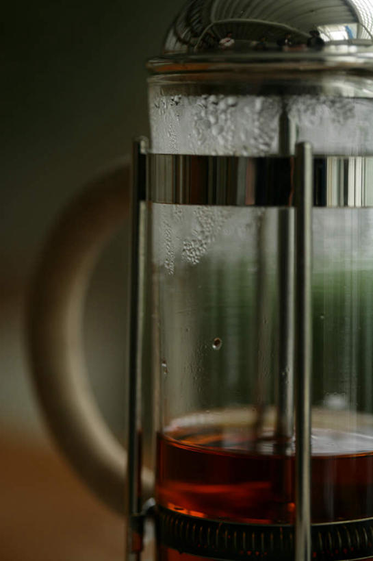 咖啡,无人,竖图,室内,特写,白天,正面,幸福,桌面,桌子,阴影,朦胧,模糊,反射,木制,电器,工具,影子,娱乐,设备,饮料,一个,木制品,享受,休闲,温馨,放松,乐趣,冲泡,单个,提神,舒适,家电,家用电器,咖啡机,磨粉,醒脑,咖啡拉花,软饮料,花式咖啡,彩图,清除,压粉,装粉