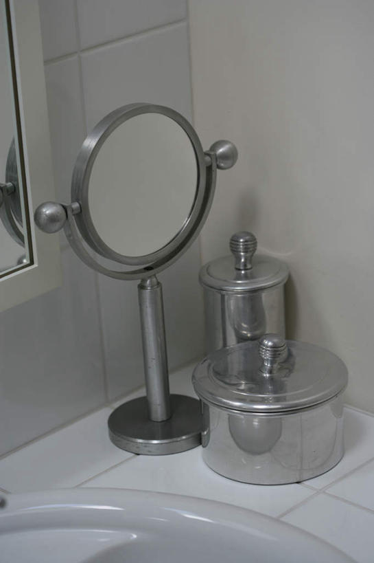 无人,竖图,俯视,室内,特写,白天,化妆,美容,镜子,卫生间,浴室,静物,阴影,反射,瓷砖,水槽,影子,墙,水斗,墙壁,墙面,化妆镜,镜像,镜面,光学,淋浴房,彩图,高角度拍摄,冲凉房,沐浴间,沐浴室