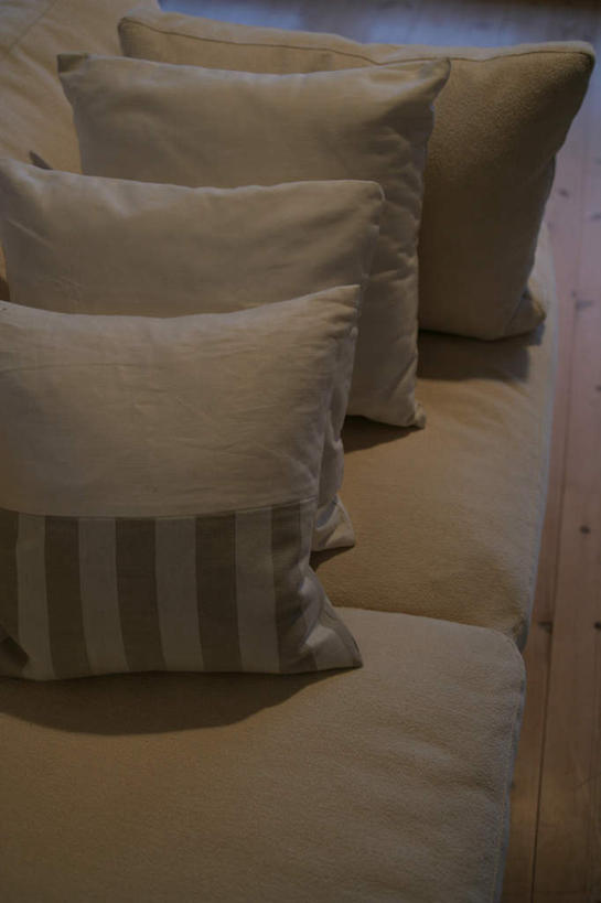 无人,客厅,竖图,俯视,室内,特写,白天,靠垫,沙发,静物,一排,阴影,朦胧,模糊,整齐,反射,影子,靠枕,排列,垫子,枕头,四个,起居室,队列,布艺沙发,客堂,彩图,高角度拍摄