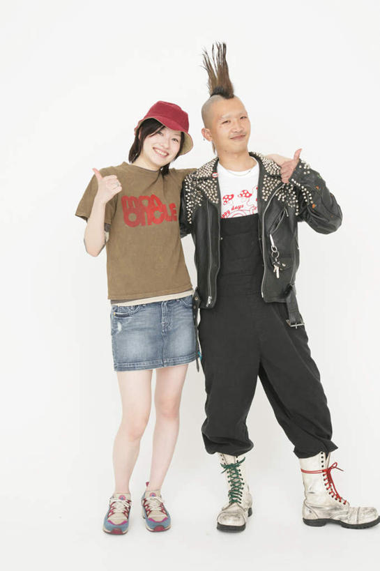 东方人,两个人,站,笑,微笑,露齿笑,竖图,室内,白天,白色背景,正面,爱情,帽子,鞋子,亚洲,服装,浪漫,注视,休闲装,黄种人,靴子,衣服,红色,遮阳帽,观察,看,站着,休闲,温暖,温馨,休闲服,恩爱,恋人,摄影,服饰,影棚,观看,和睦,察看,关注,牛仔靴,莫西干头,莫西干发型,莫西干头型,男人,男性,年轻男性,年轻女性,女人,女性,亚洲人,情侣,站立,彩图,全身,影棚拍摄,拍摄,伴侣,融洽