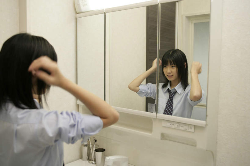 东方人,一个人,学生,站,横图,室内,白天,衬衫,制服,镜子,卫生间,浴室,亚洲,仅一个年轻女性,仅一个女性,仅一个人,握,阴影,服装,反射,影子,领带,注视,黄种人,背面,观察,看,站着,校服,握着,观看,整理,镜像,察看,镜面,关注,学生服,年轻女性,女人,女性,亚洲人,淋浴房,站立,半身,彩图,衬衣,冲凉房,沐浴间,沐浴室,日本校服