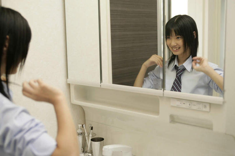 东方人,一个人,学生,站,横图,室内,白天,衬衫,制服,镜子,卫生间,浴室,亚洲,仅一个年轻女性,仅一个女性,仅一个人,握,阴影,服装,朦胧,模糊,反射,影子,领带,注视,黄种人,背面,观察,看,站着,校服,握着,观看,整理,镜像,察看,镜面,关注,学生服,年轻女性,女人,女性,亚洲人,淋浴房,站立,半身,彩图,衬衣,冲凉房,沐浴间,沐浴室,日本校服