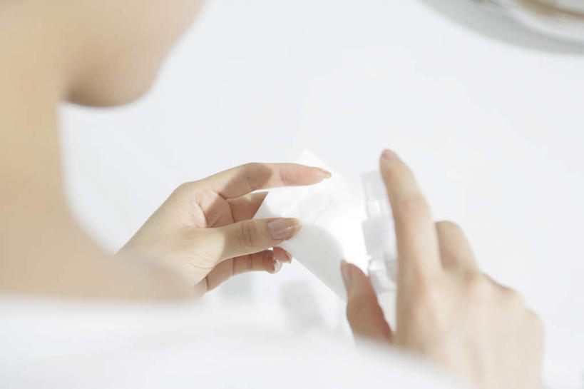 东方人,手,一个人,横图,俯视,室内,特写,白天,化妆,美容,亚洲,双手,仅一个年轻女性,仅一个女性,仅一个人,护肤,握,阴影,朦胧,模糊,美白,反射,影子,黄种人,白色,化妆棉,化妆品,清洁,保养,享受,休闲,手部,放松,去角质,握着,保健,洁面乳,保湿,滋润,护肤品,化妆用品,洗面奶,去死皮,护肤用品,舒缓,养颜,去污,控油,紧肤,嫩肤,祛痘,去痘,祛角质,抗衰,再生,增白,补水,祛斑,抗皱,防皱,除皱,去皱,年轻女性,女人,女性,亚洲人,半身,彩图,高角度拍摄