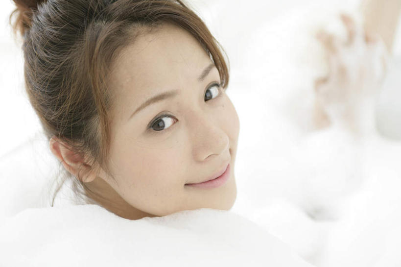 东方人,脸,头,脸颊,一个人,躺,举,笑,微笑,露齿笑,横图,俯视,室内,特写,白天,洗澡,卫生间,浴室,亚洲,仅一个年轻女性,仅一个女性,仅一个人,阴影,朦胧,模糊,反射,泡沫,影子,扭头,注视,黄种人,干净,裸露,肩膀,泡泡,浴缸,观察,看,清洁,托,转头,享受,健康,放松,保健,观看,察看,卫生,关注,裸,卫浴设备,泡汤,水管装置,卧着,年轻女性,女人,女性,亚洲人,头部,脸部,脸蛋,面部,淋浴房,举起,举手,举着,躺着,卧,向上举,向上伸,向上托,半身,彩图,高角度拍摄,沐浴,冲凉房,沐浴间,沐浴室