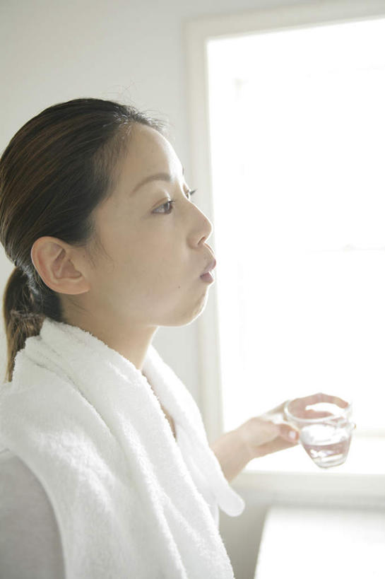 东方人,脸,头,脸颊,手,一个人,站,竖图,室内,特写,白天,侧面,水,窗户,卫生间,浴室,杯子,亚洲,仅一个年轻女性,仅一个女性,仅一个人,握,阴影,反射,纺织物,液体,影子,墙,水滴,注视,黄种人,肩膀,玻璃窗,墙壁,墙面,玻璃制品,白色,水杯,毛巾,观察,看,清洁,站着,手部,握着,观看,保暖,单手,察看,关注,漱口,透气,防水,储水,耐磨,吸水,年轻女性,女人,女性,亚洲人,头部,脸部,脸蛋,面部,淋浴房,玻璃杯,站立,半身,彩图,冲凉房,沐浴间,沐浴室