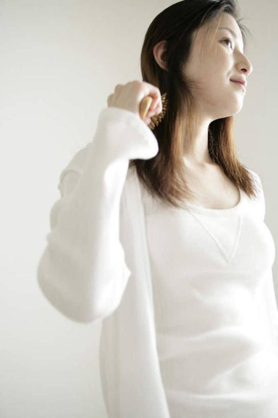 东方人,一个人,站,举,竖图,室内,白天,仰视,亚洲,仅一个年轻女性,仅一个女性,仅一个人,一把,阴影,服装,反射,影子,墙,梳子,注视,休闲装,黄种人,墙壁,墙面,衣服,白色,日用品,观察,看,托,站着,休闲,休闲服,服饰,观看,察看,关注,梳理,美发用品,年轻女性,女人,女性,亚洲人,举起,举手,举着,向上举,向上伸,向上托,站立,半身,彩图,低角度拍摄