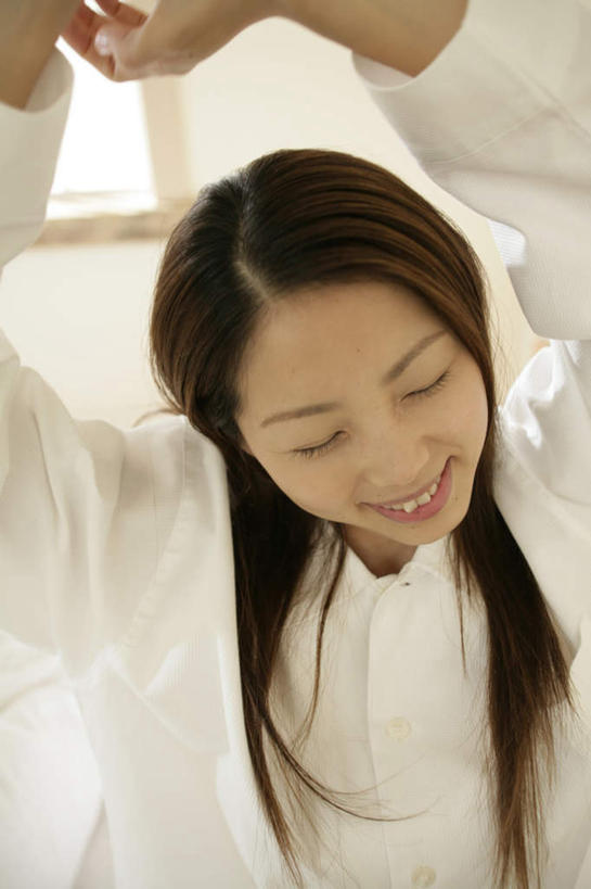 东方人,一个人,站,闭眼,伸展双臂,笑,微笑,露齿笑,竖图,俯视,室内,白天,窗户,床,卧室,亚洲,仅一个年轻女性,仅一个女性,仅一个人,伸展,睡衣,服装,墙,床单,黄种人,被子,伸懒腰,玻璃窗,墙壁,墙面,衣服,白色,站着,放松,服饰,单人床,被单,衣着,穿着,惬意,懒腰,寝衣,衣饰,年轻女性,女人,女性,亚洲人,闭眼睛,闭着眼,闭着眼睛,敞开双臂,伸开双臂,展开双肩,站立,张开手臂,张开双臂,半身,彩图,高角度拍摄,睡房,卧房,慵懒