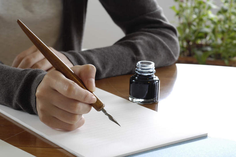 东方人,手,一个人,坐,横图,俯视,室内,特写,白天,植物,桌面,桌子,亚洲,双手,仅一个年轻女性,仅一个女性,仅一个人,握,阴影,服装,朦胧,模糊,反射,木制,笔,墨水,盆栽,影子,纸,办公用品,钢笔,盆景,休闲装,黄种人,玻璃制品,文具,衣服,绿色,自然,玻璃瓶,木制品,瓶子,学习用品,休闲,手部,休闲服,握着,服饰,生长,成长,墨水瓶,文具用品,一支,书写,誊写,年轻女性,女人,女性,亚洲人,坐着,半身,彩图,高角度拍摄