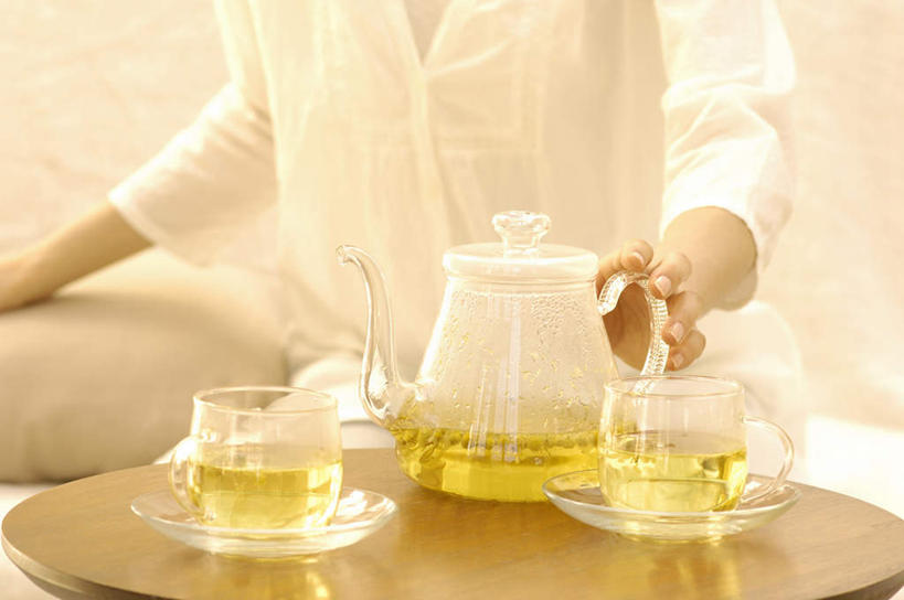 东方人,一个人,客厅,坐,横图,室内,白天,正面,幸福,茶,靠垫,沙发,桌子,杯子,餐具,欧洲,芬兰,亚洲,仅一个年轻女性,仅一个女性,仅一个人,服装,木制,碟子,壶,盘,茶叶,靠枕,饮品,茶几,休闲装,黄种人,娱乐,水壶,衣服,盘子,茶壶,木制品,容器,水杯,垫子,碟,枕头,花茶,扶,享受,休闲,温馨,休闲服,放松,乐趣,保健,养生,服饰,花草茶,起居室,舒适,扶着,北欧,布艺沙发,香花茶,香片,熏花茶,芬兰共和国,客堂,波里,年轻女性,女人,女性,亚洲人,茶杯,坐着,半身,彩图