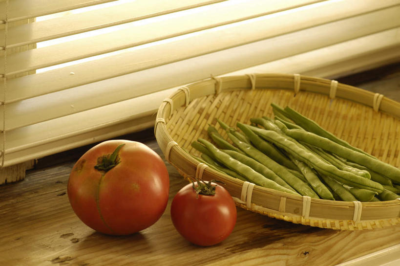 无人,交叉,横图,俯视,室内,特写,白天,植物,窗户,桌面,桌子,竹子,豆,蔬菜,西红柿,阴影,竹制,新鲜,编织,反射,木制,篮子,影子,百叶窗,豆类,豆子,食品,豆角,豇豆,食物,木制品,竹篮,有机食品,绿色食品,竹条,交织,竹制品,羊角,豆科,饭豆,线豆,角豆,腰豆,长豆,带豆,江豆,裙带豆,穿插,番茄,彩图,高角度拍摄