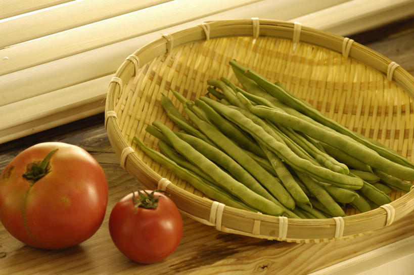 无人,交叉,横图,俯视,室内,特写,白天,植物,窗户,桌面,桌子,竹子,豆,蔬菜,西红柿,阴影,竹制,新鲜,编织,反射,木制,篮子,影子,百叶窗,豆类,豆子,食品,豆角,豇豆,食物,木制品,竹篮,有机食品,绿色食品,竹条,交织,竹制品,羊角,豆科,饭豆,线豆,角豆,腰豆,长豆,带豆,江豆,裙带豆,穿插,番茄,彩图,高角度拍摄