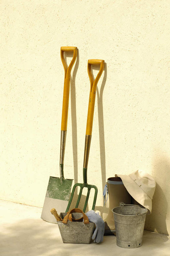 无人,家,竖图,室外,特写,白天,正面,门,静物,金属制品,阴影,光线,金属,铲子,工具,壶,铁桶,桶,影子,房屋,墙,屋子,洒水壶,楼房,墙壁,墙面,住宅,水壶,白色,阳光,容器,门框,储藏,挖掘,锄,锄头,储存,农具,浇水壶,耕具,开掘,发掘,开垦,彩图,房子,贮存