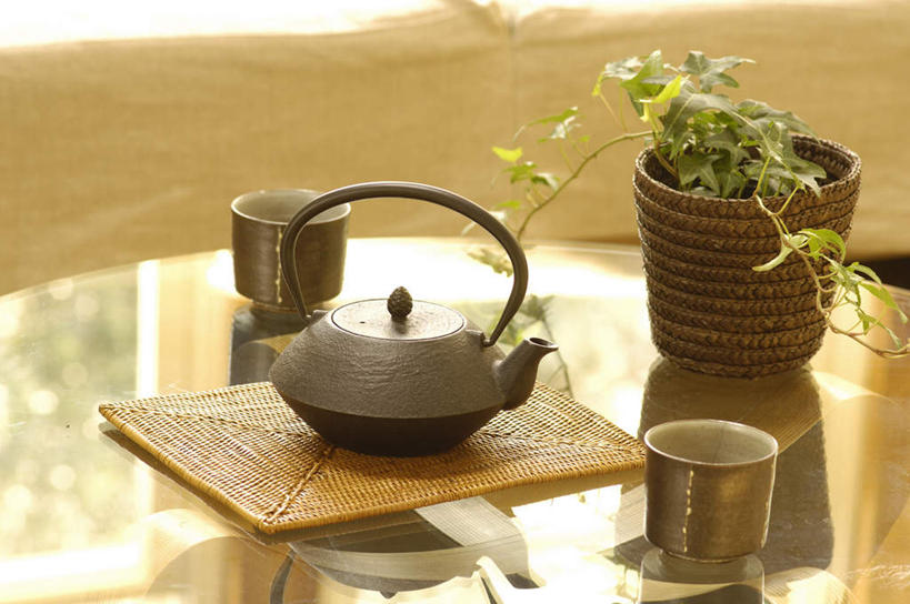 无人,横图,俯视,室内,特写,白天,植物,桌子,杯子,玻璃,阴影,朦胧,模糊,反射,壶,盆栽,影子,陶瓷,杯垫,盆景,陶瓷制品,茶几,玻璃制品,水壶,绿色,自然,茶壶,容器,水杯,垫子,生长,成长,茶杯,彩图,高角度拍摄