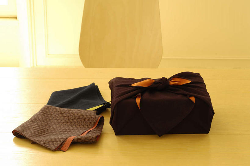 无人,横图,俯视,室内,特写,白天,桌面,桌子,静物,椅子,阴影,花纹,朦胧,模糊,日本文化,反射,木制,布,图案,影子,木椅,墙,布纹,文化,墙壁,墙面,白色,木制品,布匹,风吕敷,包袱布,彩图,高角度拍摄