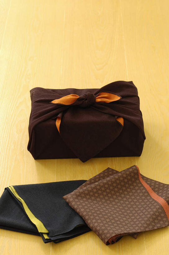 无人,竖图,俯视,室内,特写,白天,桌面,桌子,静物,椅子,阴影,花纹,朦胧,模糊,日本文化,反射,木制,布,图案,影子,木椅,墙,布纹,文化,墙壁,墙面,白色,木制品,布匹,风吕敷,包袱布,彩图,高角度拍摄