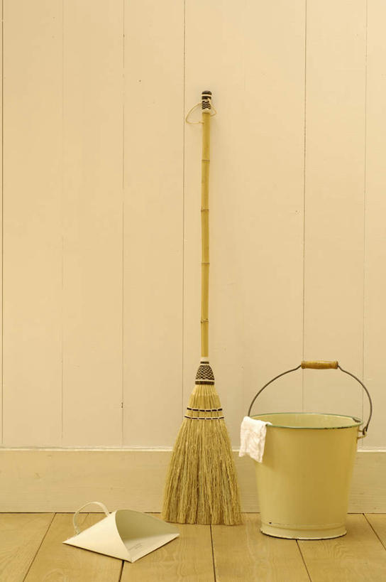 无人,竖图,室内,特写,白天,正面,地板,静物,一块,纺织物,工具,扫帚,铁桶,桶,墙,地面,木地板,墙壁,墙面,畚箕,白色,容器,毛巾,清洁,簸箕,储藏,保暖,扫把,卫生,储存,保洁,透气,防水,笤帚,储水,耐磨,吸水,彩图,贮存