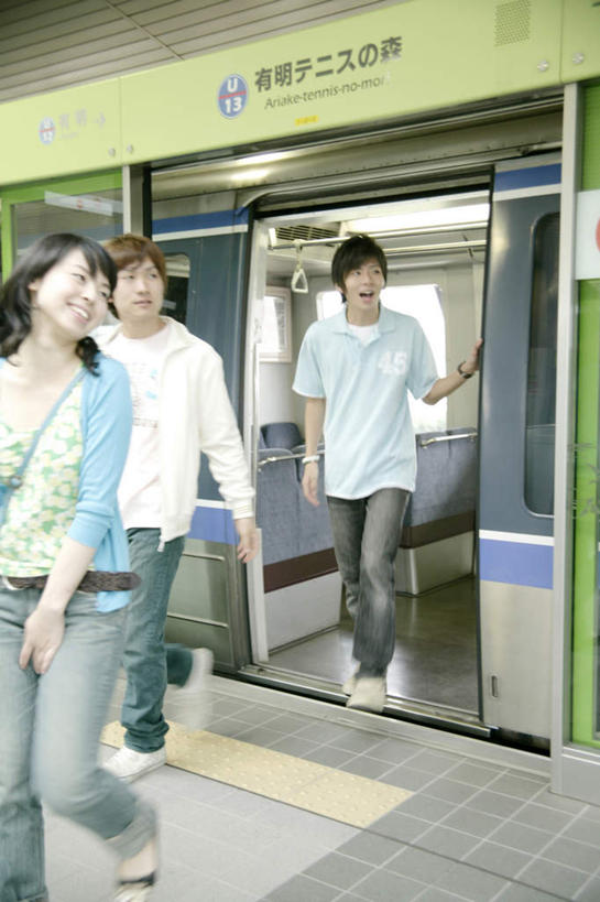 东方人,三个人,伙伴,朋友,走,笑,微笑,露齿笑,竖图,室外,白天,正面,友谊,安全,地铁,车站,亚洲,服装,防护,站台,轨道交通,扭头,注视,休闲装,黄种人,月台,安全门,衣服,观察,看,转头,休闲,休闲服,服饰,观看,保护,察看,关注,保险,保全,周全,安稳,安定,平安,友情,男人,男性,年轻男性,年轻女性,女人,女性,亚洲人,步行,散步,走路,半身,彩图,地铁机动车,地下铁,轻轨,地铁屏蔽门,屏蔽门