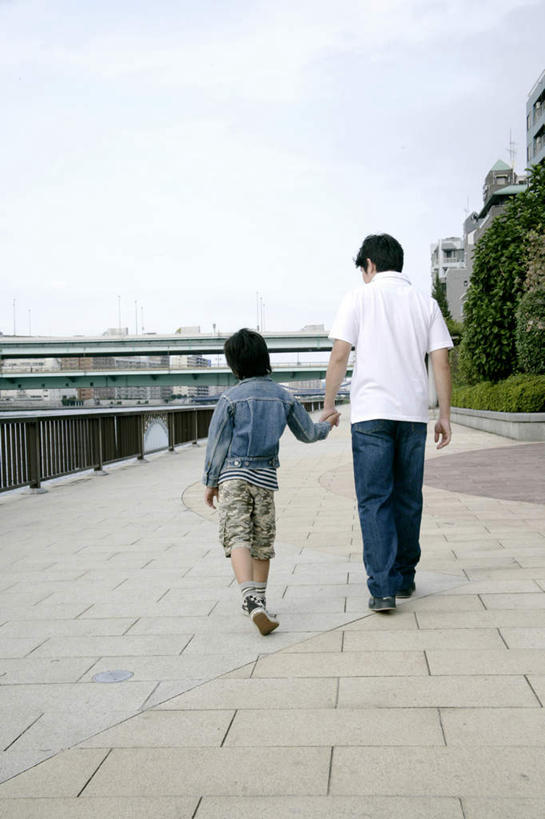东方人,儿童,两个人,家庭,父亲,儿子,栏杆,走,握手,竖图,室外,白天,纯洁,湖,湖泊,水,植物,道路,地铁,路,亚洲,阴影,服装,光线,扶手,影子,湖面,水流,水面,云,云朵,小路,轨道交通,交通,云彩,休闲装,黄种人,护栏,树,树木,小孩,背面,衣服,蓝色,绿色,白云,蓝天,天空,阳光,自然,湖水,天,休闲,温暖,温馨,父子,一家人,休闲服,父爱,可爱,童年,童趣,服饰,生长,晴朗,成长,和睦,童真,烂漫,无邪,天真,男孩,男人,男性,年轻男性,亚洲人,孩子,年轻人,晴空,步行,搀手,拉手,散步,手拉手,手握手,走路,彩图,全身,地铁机动车,地下铁,轻轨,融洽,男生