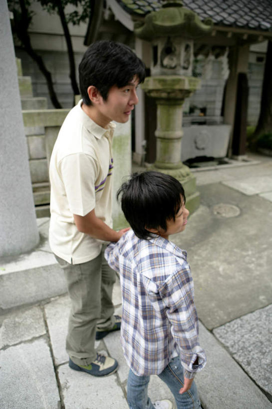 东方人,儿童,中年人,两个人,家庭,父亲,儿子,站,握手,竖图,室外,白天,侧面,纯洁,照明,亚洲,服装,节日,神社,灯光,注视,休闲装,黄种人,文化,灯,小孩,衣服,灯具,观察,看,祈祷,站着,休闲,健康,温暖,温馨,父子,一家人,休闲服,父爱,可爱,童年,童趣,许愿,宗教,服饰,信仰,观看,纪念,神道,祈求,照亮,祭祀,和睦,察看,照明设备,关注,童真,烂漫,无邪,神道教,社屋,平安,天真,男孩,男人,男性,中年男性,亚洲人,孩子,搀手,拉手,手拉手,手握手,站立,半身,彩图,石灯,融洽,男生