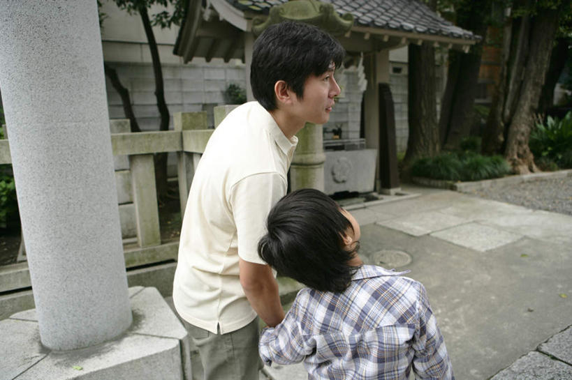 东方人,儿童,中年人,两个人,家庭,父亲,儿子,站,握手,横图,室外,白天,侧面,纯洁,照明,亚洲,服装,节日,神社,灯光,注视,休闲装,黄种人,文化,灯,小孩,衣服,灯具,观察,看,祈祷,站着,休闲,健康,温暖,温馨,父子,一家人,休闲服,父爱,可爱,童年,童趣,许愿,宗教,服饰,信仰,观看,纪念,神道,祈求,照亮,祭祀,和睦,察看,照明设备,关注,童真,烂漫,无邪,神道教,社屋,平安,天真,男孩,男人,男性,中年男性,亚洲人,孩子,搀手,拉手,手拉手,手握手,站立,半身,彩图,石灯,融洽,男生