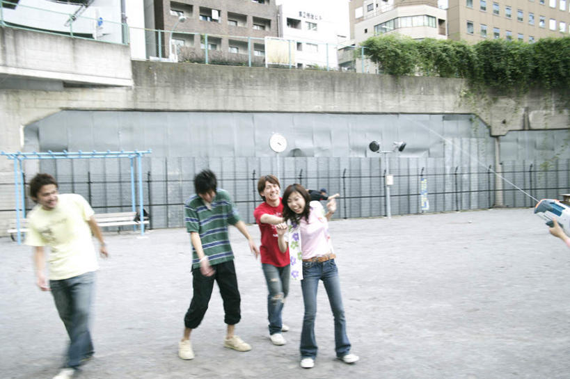 东方人,四个人,伙伴,朋友,家,栏杆,站,走,笑,微笑,露齿笑,横图,室外,白天,正面,游戏,友谊,植物,玩具,亚洲,服装,扶手,房屋,屋子,公寓,玩,注视,休闲装,黄种人,娱乐,洋房,护栏,楼房,住宅,树,树木,衣服,绿色,自然,观察,看,站着,休闲,休闲服,橡胶,益智,服饰,皮球,生长,成长,观看,活动,察看,发泄,关注,消遣,智力,橡胶制品,宣泄,空心球,友情,男人,男性,年轻男性,年轻女性,女人,女性,亚洲人,步行,散步,玩耍,嬉戏,站立,走路,半身,彩图,房子,躲避球,闪避球