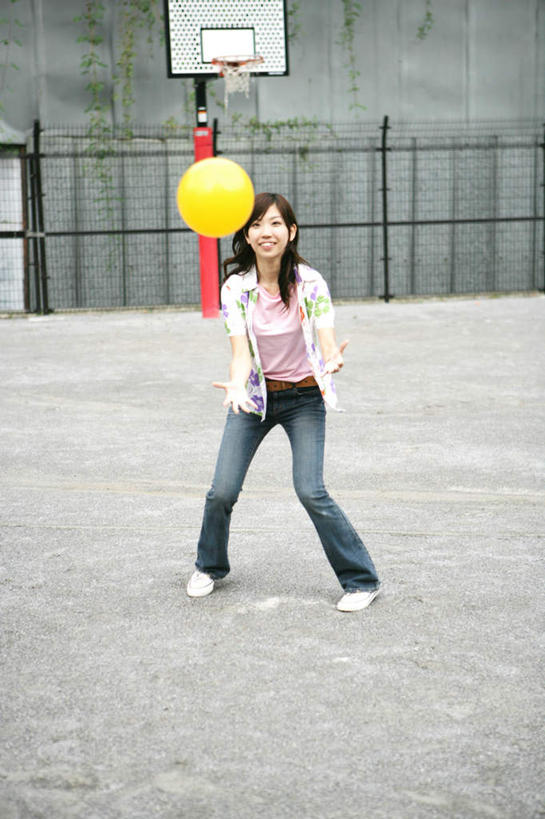 东方人,一个人,栏杆,站,笑,微笑,露齿笑,竖图,室外,白天,正面,游戏,玩具,亚洲,仅一个年轻女性,仅一个女性,仅一个人,服装,篮球框,墙,围栏,玩,注视,休闲装,黄种人,娱乐,护栏,墙壁,墙面,衣服,黄色,灰色,观察,看,站着,休闲,休闲服,橡胶,篮球网,益智,服饰,皮球,观看,活动,察看,发泄,关注,消遣,智力,橡胶制品,篮球板,宣泄,空心球,年轻女性,女人,女性,亚洲人,玩耍,嬉戏,站立,彩图,全身,躲避球,闪避球