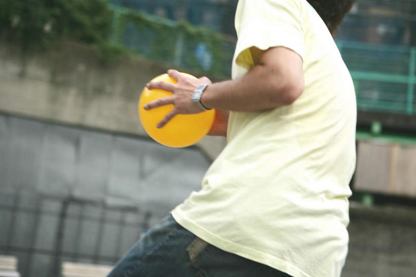 东方人,一个人,栏杆,站,横图,室外,白天,游戏,植物,玩具,亚洲,仅一个男性,仅一个人,握,服装,朦胧,模糊,时间,扶手,时钟,手表,墙,拿,玩,计时,拿着,休闲装,黄种人,娱乐,护栏,墙壁,墙面,树,树木,仅一个年轻男性,背面,衣服,黄色,绿色,灰色,自然,钟表,站着,休闲,休闲服,橡胶,表,益智,握着,服饰,皮球,生长,成长,活动,腕表,发泄,消遣,智力,橡胶制品,宣泄,空心球,男人,男性,年轻男性,亚洲人,钟,玩耍,嬉戏,站立,半身,彩图,躲避球,闪避球