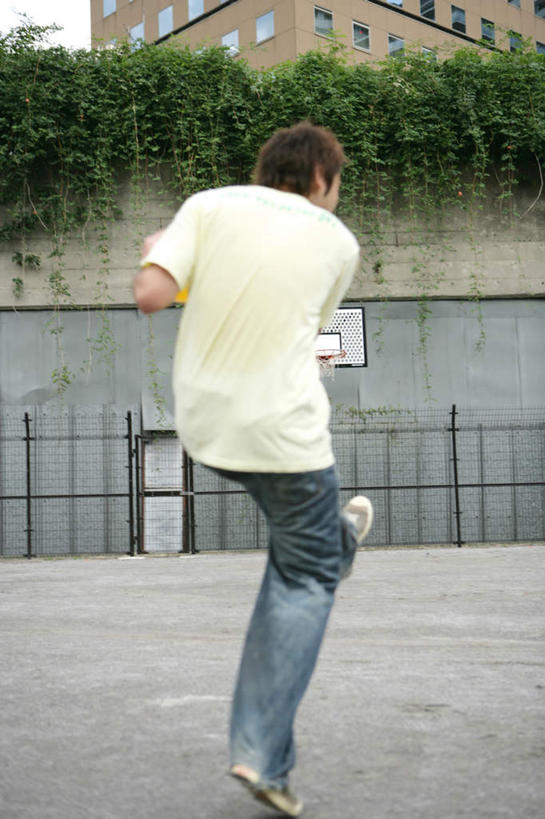 东方人,一个人,站,竖图,室外,白天,游戏,植物,玩具,亚洲,仅一个男性,仅一个人,握,服装,墙,拿,玩,拿着,扭头,注视,休闲装,黄种人,娱乐,墙壁,墙面,树,树木,仅一个年轻男性,背面,衣服,绿色,灰色,自然,观察,看,站着,转头,休闲,休闲服,橡胶,益智,握着,服饰,皮球,生长,成长,观看,活动,察看,发泄,关注,消遣,智力,橡胶制品,宣泄,空心球,男人,男性,年轻男性,亚洲人,玩耍,嬉戏,站立,彩图,全身,躲避球,闪避球