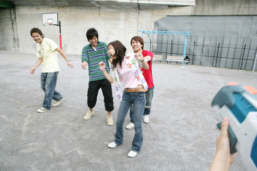 东方人,背部,伙伴,朋友,站,笑,微笑,露齿笑,横图,室外,白天,正面,游戏,友谊,水,玩具,亚洲,五个人,握,飞溅,服装,溅,篮球框,液体,墙,水滴,许多人,拿,玩,拿着,扭头,注视,休闲装,黄种人,娱乐,墙壁,墙面,水珠,衣服,灰色,观察,看,站着,转头,一群人,休闲,休闲服,篮球网,益智,握着,服饰,观看,活动,水枪,察看,发泄,关注,喷洒,消遣,智力,篮球板,宣泄,玩具水枪,友情,男人,男性,年轻男性,年轻女性,女人,女性,亚洲人,玩耍,嬉戏,站立,半身,彩图