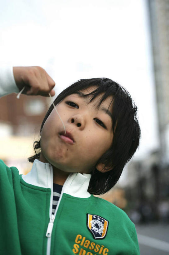 点心,东方人,儿童,脸,头,脸颊,手,一个人,站,吃,竖图,室外,特写,白天,正面,纯洁,亚洲,仅一个男性,仅一个人,握,服装,朦胧,模糊,云,云朵,熟食,食品,拿,云彩,拿着,注视,休闲装,黄种人,肩膀,食物,小孩,衣服,蓝色,白云,蓝天,天空,零食,天,观察,看,站着,仅一个小孩,休闲,手部,休闲服,可爱,童年,童趣,握着,服饰,晴朗,观看,单手,察看,关注,童真,烂漫,无邪,鱿鱼丝,天真,男孩,男人,男性,亚洲人,孩子,头部,脸部,脸蛋,面部,晴空,嚼,食,抬头,仰头,站立,半身,彩图,干鱿鱼,男生