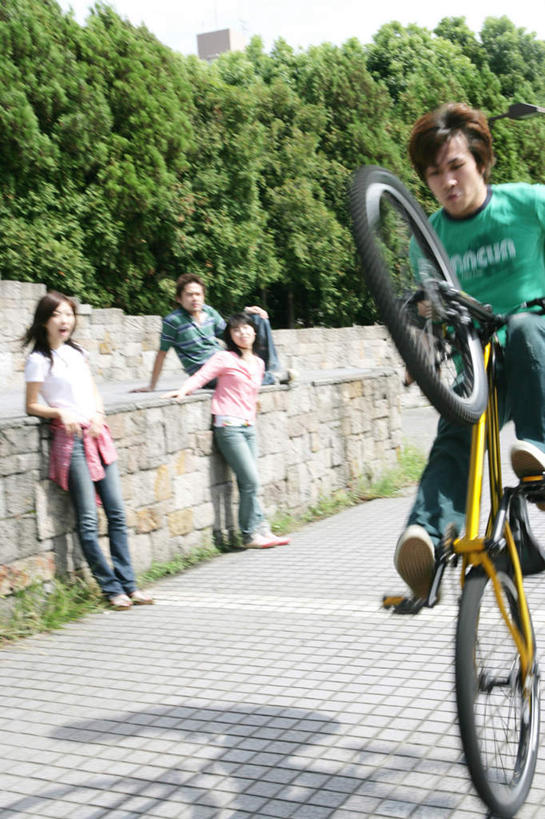 东方人,四个人,伙伴,朋友,站,坐,跳,笑,微笑,露齿笑,竖图,室外,白天,正面,友谊,植物,自行车,亚洲,一辆,服装,墙,山地车,注视,休闲装,黄种人,墙壁,墙面,车,脚踏车,树,树木,衣服,绿色,自然,交通工具,观察,看,站着,骑车,休闲,休闲服,服饰,生长,成长,观看,察看,关注,载具,山地自行车,友情,男人,男性,年轻男性,年轻女性,女人,女性,亚洲人,跳跃,站立,坐着,半身,彩图