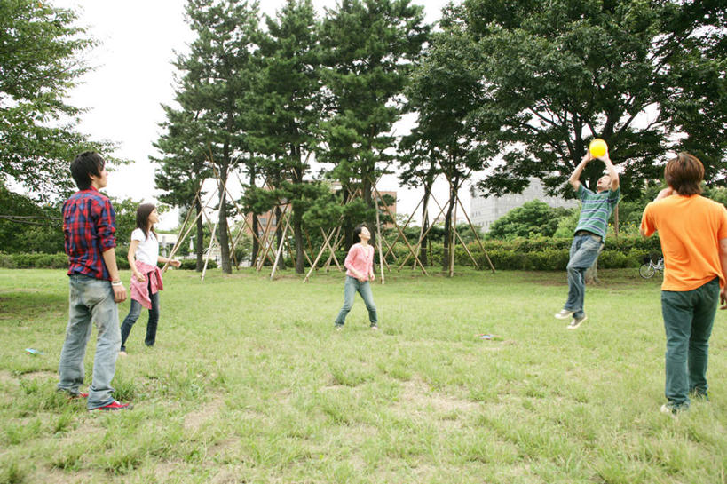 东方人,背部,伙伴,朋友,站,跳,举,笑,微笑,露齿笑,横图,室外,白天,正面,游戏,友谊,草地,草坪,植物,玩具,亚洲,五个人,握,服装,许多人,拿,玩,拿着,注视,休闲装,黄种人,娱乐,草,树,树木,衣服,绿色,自然,观察,看,托,站着,一群人,休闲,休闲服,橡胶,益智,握着,服饰,皮球,生长,成长,观看,活动,察看,发泄,关注,消遣,智力,橡胶制品,宣泄,空心球,友情,男人,男性,年轻男性,年轻女性,女人,女性,亚洲人,举起,举手,举着,跳跃,玩耍,嬉戏,向上举,向上伸,向上托,站立,彩图,全身,躲避球,闪避球