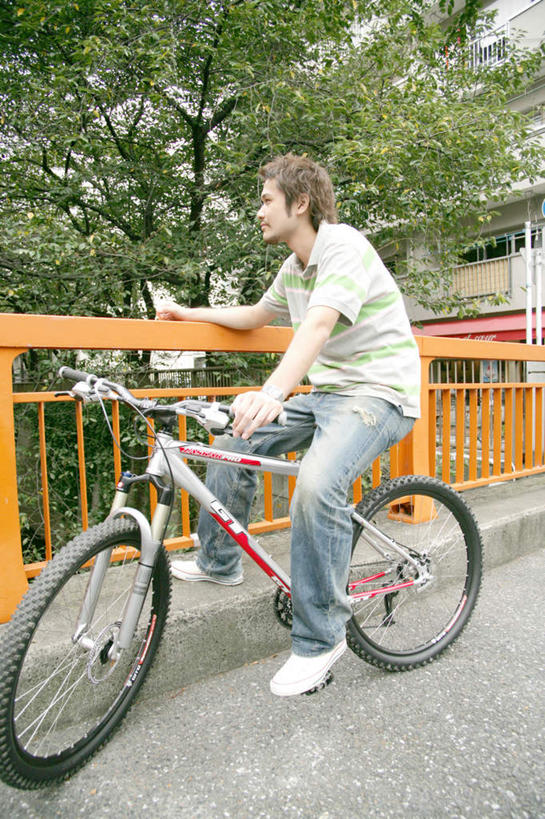 东方人,一个人,栏杆,坐,竖图,室外,白天,侧面,植物,道路,路,公路,自行车,亚洲,仅一个男性,仅一个人,一辆,握,服装,扶手,交通,山地车,注视,休闲装,黄种人,护栏,车,脚踏车,树,树木,仅一个年轻男性,衣服,绿色,自然,交通工具,观察,看,休闲,休闲服,握着,服饰,生长,成长,观看,察看,关注,载具,山地自行车,男人,男性,年轻男性,亚洲人,马路,坐着,彩图,全身