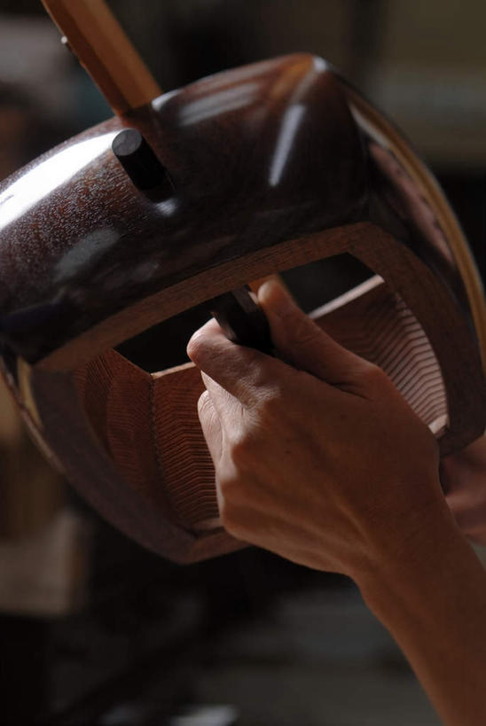 东方人,一个人,木匠,竖图,室内,特写,白天,仰视,亚洲,仅一个男性,仅一个人,仅一个中年男性,握,木制,乐器,拿,拿着,黄种人,木制品,握着,男人,男性,中年男性,亚洲人,木工,半身,彩图,低角度拍摄