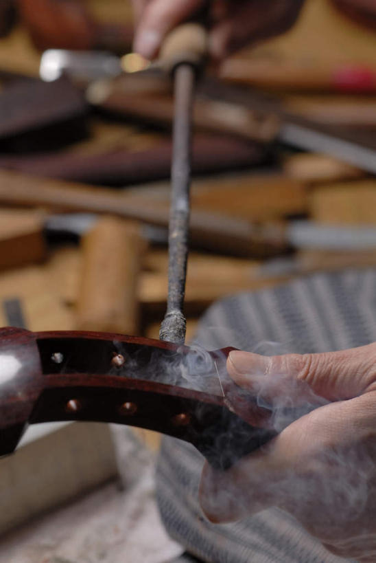 东方人,手,一个人,木匠,坐,竖图,室内,特写,白天,侧面,工作服,制服,金属制品,亚洲,双手,仅一个男性,仅一个人,仅一个中年男性,握,金属,木制,工具,乐器,弦乐器,拿,拿着,注视,黄种人,三味线,木制品,观察,看,手部,烟,握着,观看,察看,关注,弹拨弦鸣乐器,手摇钻,三弦琴,钻孔,工作制服,手钻,男人,男性,中年男性,亚洲人,木工,坐着,半身,彩图,工作套服,弹拨弦乐器