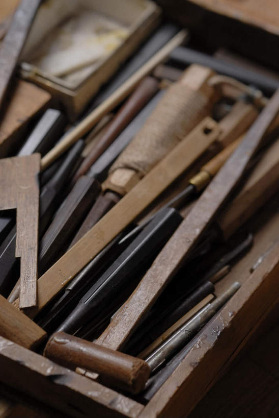 无人,竖图,俯视,室内,特写,白天,静物,金属制品,敲打,测量,金属,锤子,工具,榔头,镊子,刻度,尺,测量工具,五金,尺子,凿子,变形,紧固,矫正,塑形,直角,直角尺,量具,量仪,牢固,木工工具,钳工工具,曲尺,彩图,高角度拍摄