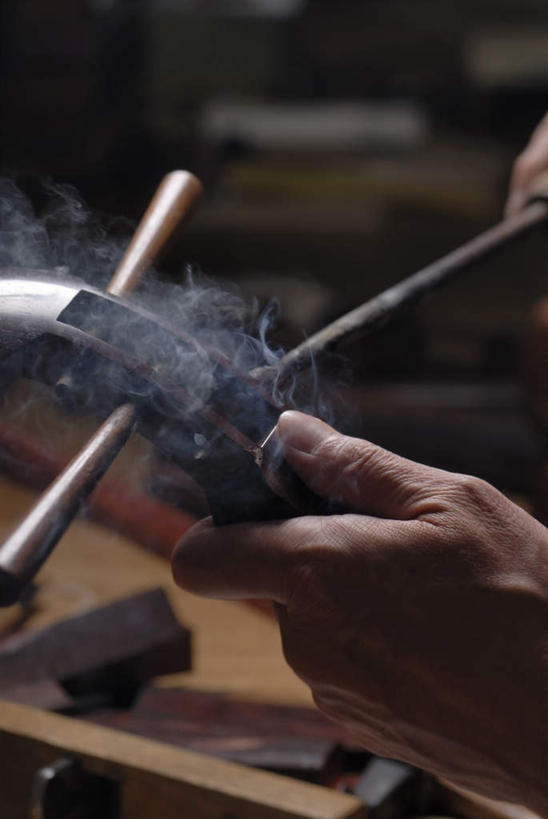 东方人,手,一个人,木匠,竖图,室内,特写,白天,侧面,金属制品,亚洲,双手,仅一个男性,仅一个人,仅一个中年男性,握,金属,木制,工具,乐器,弦乐器,拿,拿着,注视,黄种人,三味线,木制品,观察,看,手部,烟,握着,观看,察看,关注,弹拨弦鸣乐器,手摇钻,三弦琴,钻孔,手钻,男人,男性,中年男性,亚洲人,木工,半身,彩图,弹拨弦乐器