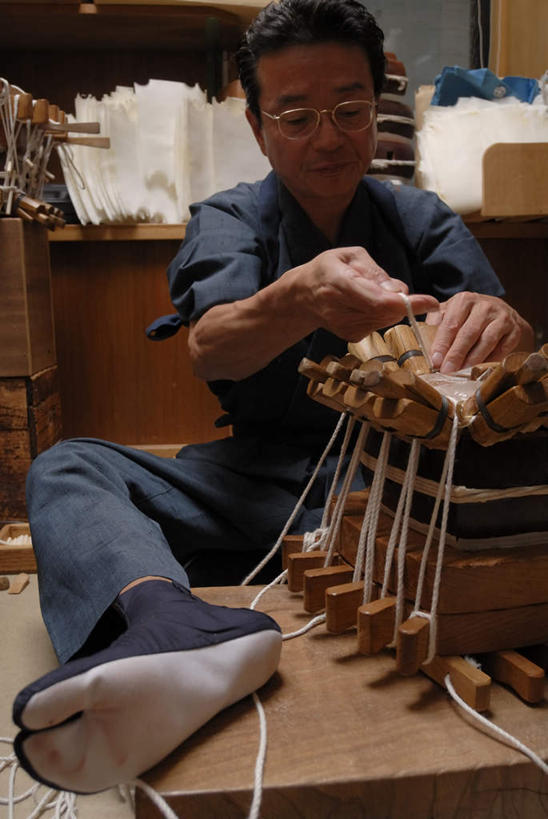 东方人,一个人,木匠,坐,竖图,室内,白天,正面,工作服,制服,亚洲,仅一个男性,仅一个人,仅一个中年男性,握,眼镜,乐器,弦乐器,拿,拿着,注视,黄种人,三味线,观察,看,握着,观看,老花镜,察看,关注,弹拨弦鸣乐器,三弦琴,工作制服,远视眼镜,男人,男性,中年男性,亚洲人,木工,坐着,半身,彩图,工作套服,弹拨弦乐器