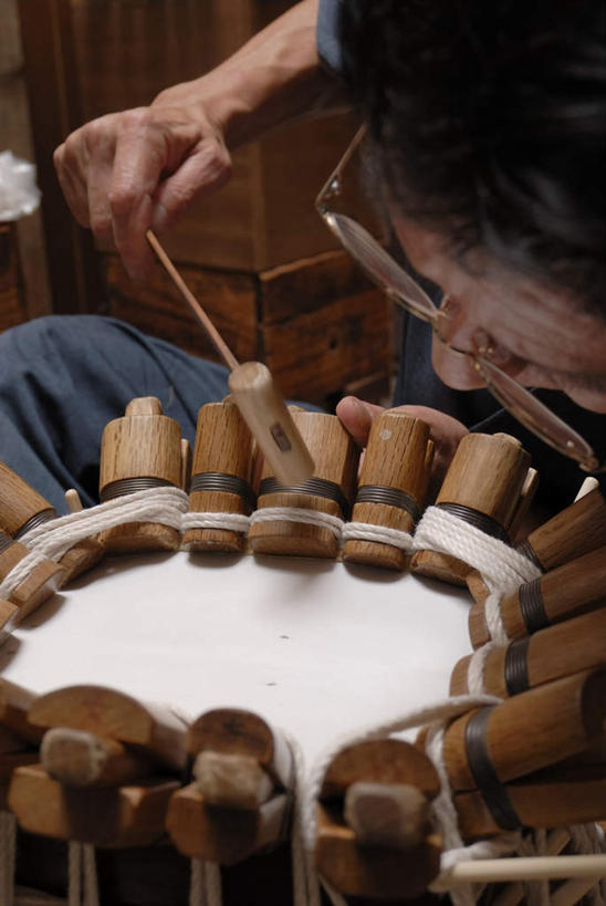 东方人,脸,头,脸颊,手,一个人,木匠,坐,竖图,俯视,室内,特写,白天,工作服,制服,亚洲,仅一个男性,仅一个人,仅一个中年男性,握,眼镜,乐器,弦乐器,拿,拿着,注视,黄种人,三味线,低头,观察,看,手部,握着,观看,老花镜,单手,察看,关注,弹拨弦鸣乐器,三弦琴,工作制服,远视眼镜,男人,男性,中年男性,亚洲人,头部,脸部,脸蛋,面部,木工,坐着,半身,彩图,高角度拍摄,工作套服,弹拨弦乐器