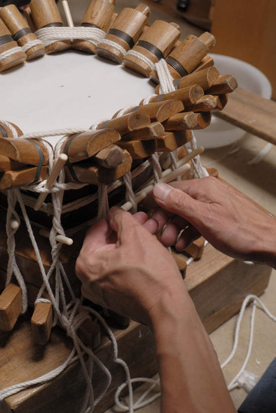 东方人,手,一个人,木匠,坐,竖图,俯视,室内,特写,白天,工作服,制服,亚洲,双手,仅一个男性,仅一个人,仅一个中年男性,握,乐器,弦乐器,拿,拿着,注视,黄种人,三味线,低头,观察,看,手部,握着,观看,察看,关注,弹拨弦鸣乐器,三弦琴,工作制服,男人,男性,中年男性,亚洲人,木工,坐着,半身,彩图,高角度拍摄,工作套服,弹拨弦乐器