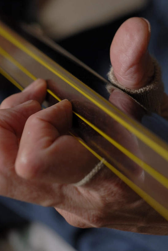 东方人,手,一个人,木匠,坐,竖图,室内,特写,白天,正面,工作服,制服,亚洲,仅一个男性,仅一个人,仅一个中年男性,握,乐器,弦乐器,拿,拿着,黄种人,三味线,手部,握着,单手,弹拨弦鸣乐器,三弦琴,工作制服,男人,男性,中年男性,亚洲人,木工,坐着,半身,彩图,工作套服,弹拨弦乐器