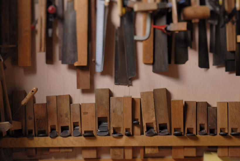 无人,工厂,横图,室内,特写,白天,正面,车间,静物,金属制品,一排,许多,敲打,整齐,金属,锤子,工具,榔头,很多,排列,五金,凿子,变形,紧固,队列,矫正,塑形,牢固,彩图,制造厂