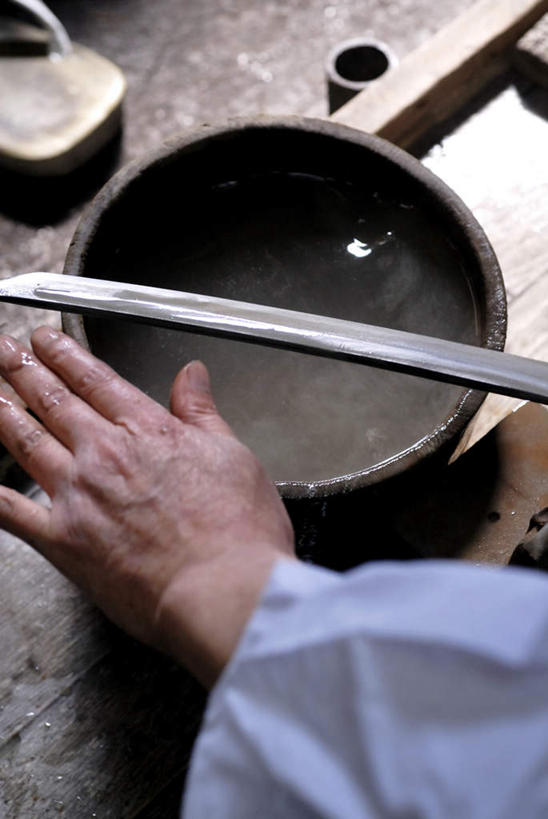 东方人,手,一个人,铁匠,蹲,竖图,俯视,室内,特写,白天,工作服,制服,竞争,石头,水,亚洲,仅一个男性,仅一个人,仅一个中年男性,对抗,握,冲突,盘,石子,液体,水滴,拿,拿着,注视,黄种人,破坏,盘子,观察,看,手部,武器,战争,握着,观看,单手,损坏,察看,剑,攻击,威胁,对立,关注,矛盾,兵器,防御,磨刀,敌对,挫败,斗争,抗拒,抗衡,杀伤,威慑,工作制服,磨刀石,百兵之君,短兵,危险,男人,男性,中年男性,亚洲人,锻工,石块,蹲着,半身,彩图,高角度拍摄,工作套服