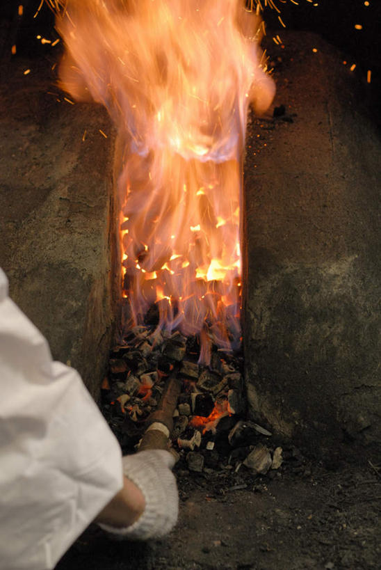 东方人,手,一个人,铁匠,工厂,站,竖图,室内,特写,白天,正面,工作服,制服,热情,车间,火,亚洲,仅一个男性,仅一个人,仅一个中年男性,握,火焰,头巾,燃烧,拿,拿着,注视,黄种人,观察,看,站着,手部,握着,观看,单手,察看,关注,工作制服,男人,男性,中年男性,亚洲人,锻工,站立,半身,彩图,工作套服,制造厂