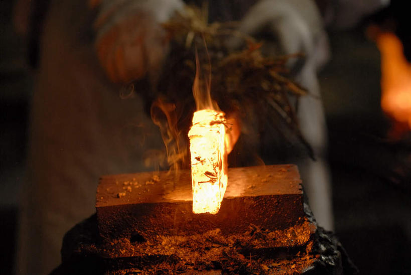 东方人,一个人,铁匠,工厂,站,横图,室内,特写,白天,正面,工作服,制服,安全,车间,亚洲,仅一个男性,仅一个人,仅一个中年男性,握,朦胧,模糊,防护,燃烧,拿,拿着,注视,黄种人,手套,观察,看,站着,握着,观看,保护,合金,察看,关注,保险,焚烧,保全,周全,安稳,安定,防护手套,工作制服,平安,男人,男性,中年男性,亚洲人,锻工,站立,半身,彩图,工作套服,制造厂,生铁,铁碳合金